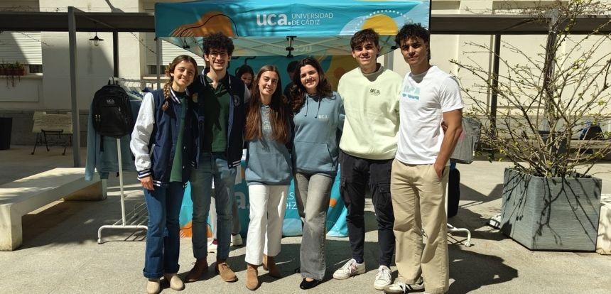 La Delegación de Medicina impulsa el estreno del nuevo merchandising de la Universidad de Cádiz con una gran acogida