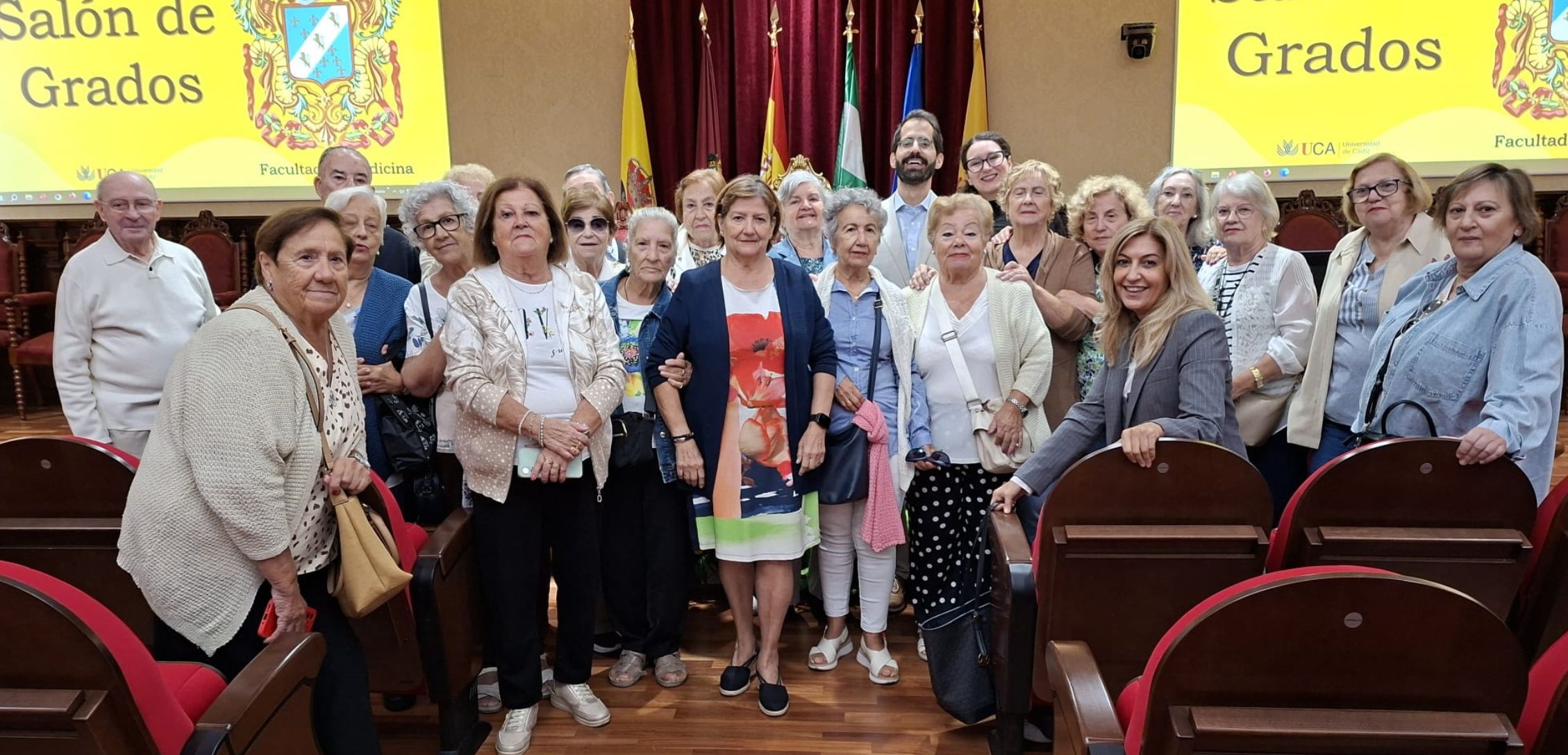 El Centro de Participación Activa La Caleta visita la Facultad de Medicina para conocer sus instalaciones y abordar las claves del envejecimiento saludable